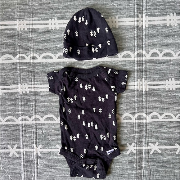 Set of seven newborn onesies - Picture 3 of 11